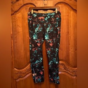 Old Navy Active Go-Dry capri leggings with hidden back pouch